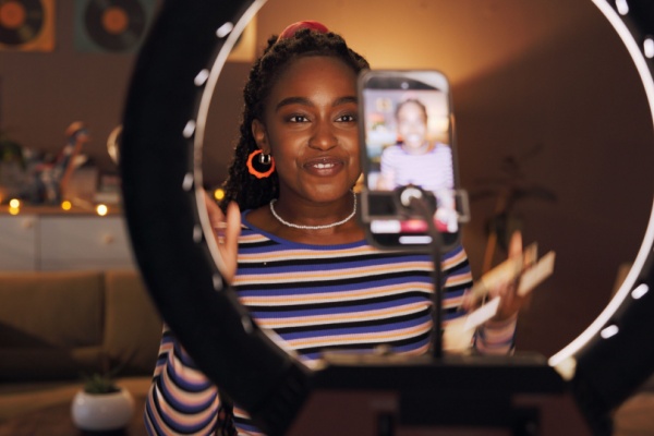 Influenceurs : des obligations d’informations à respecter